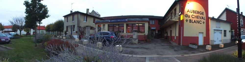 Logis Hotel Restaurant Auberge Du Cheval Blanc Chamouilley Exterior foto